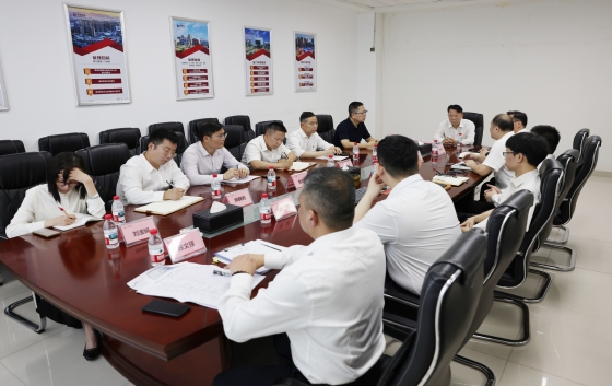 為切實做好2026年汛期安全生產工作，有效防范和應對各類自然災害，4月1日，集團董事長梁林青帶隊深入一線開展防汛安全檢查。各下屬子公司同步行動，對所轄重點區域進行全面自查，全面打響防汛備汛“主動仗”。一線督導，壓實防汛責任董事長一行來到JJMALL（堅基購物中心）與桃花水母大劇院，實地檢查防汛工作落實情況。在商場現場，董事長仔細查看地下車庫入口防汛擋板、沙袋等物資儲備情況，詳細詢問排水泵設備運行維